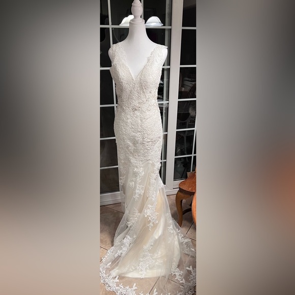 NWOT- Gorgeous ivory beaded lace wedding dress. - Picture 5 of 7